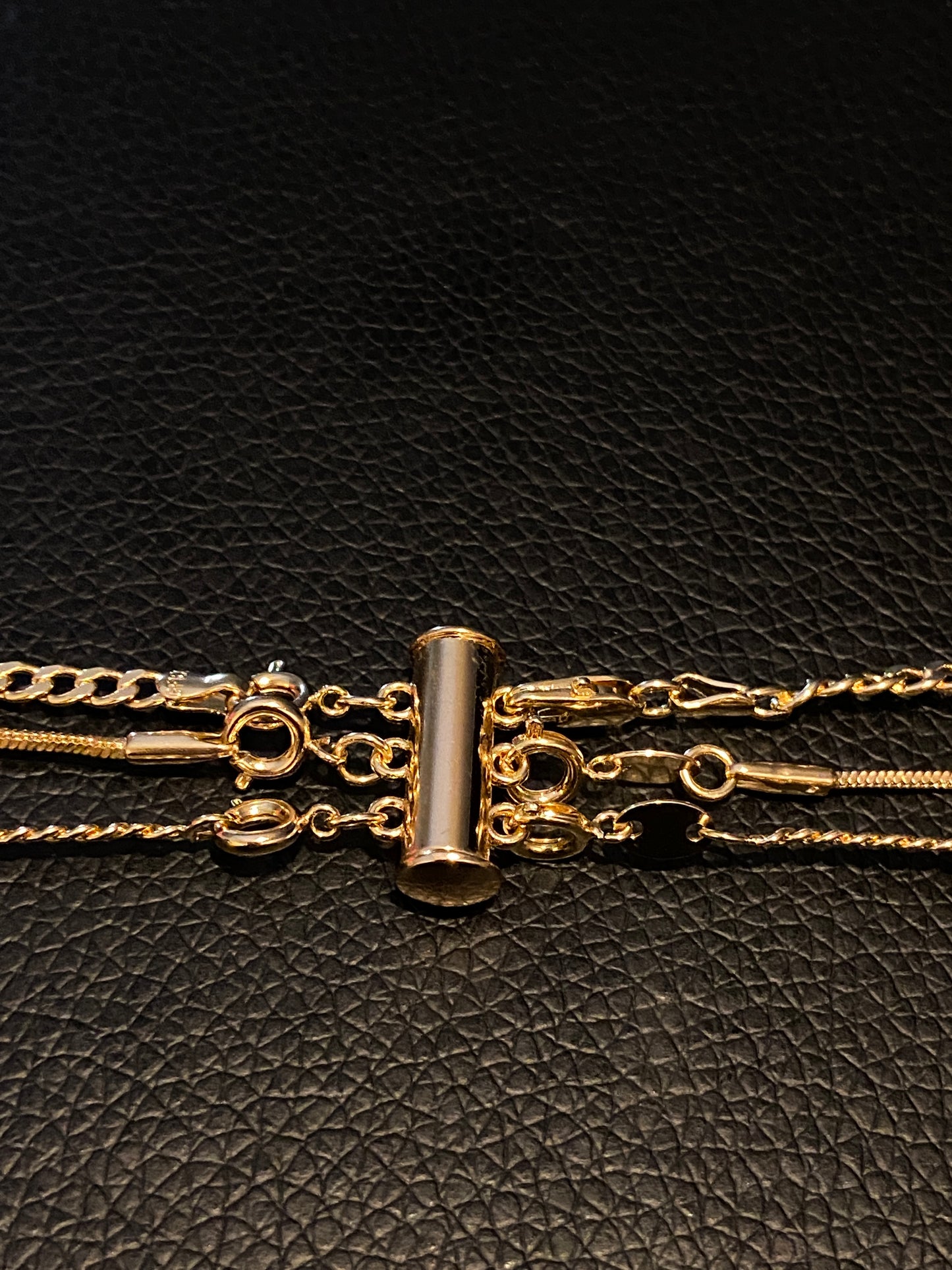 Necklet: Necklace Detangler