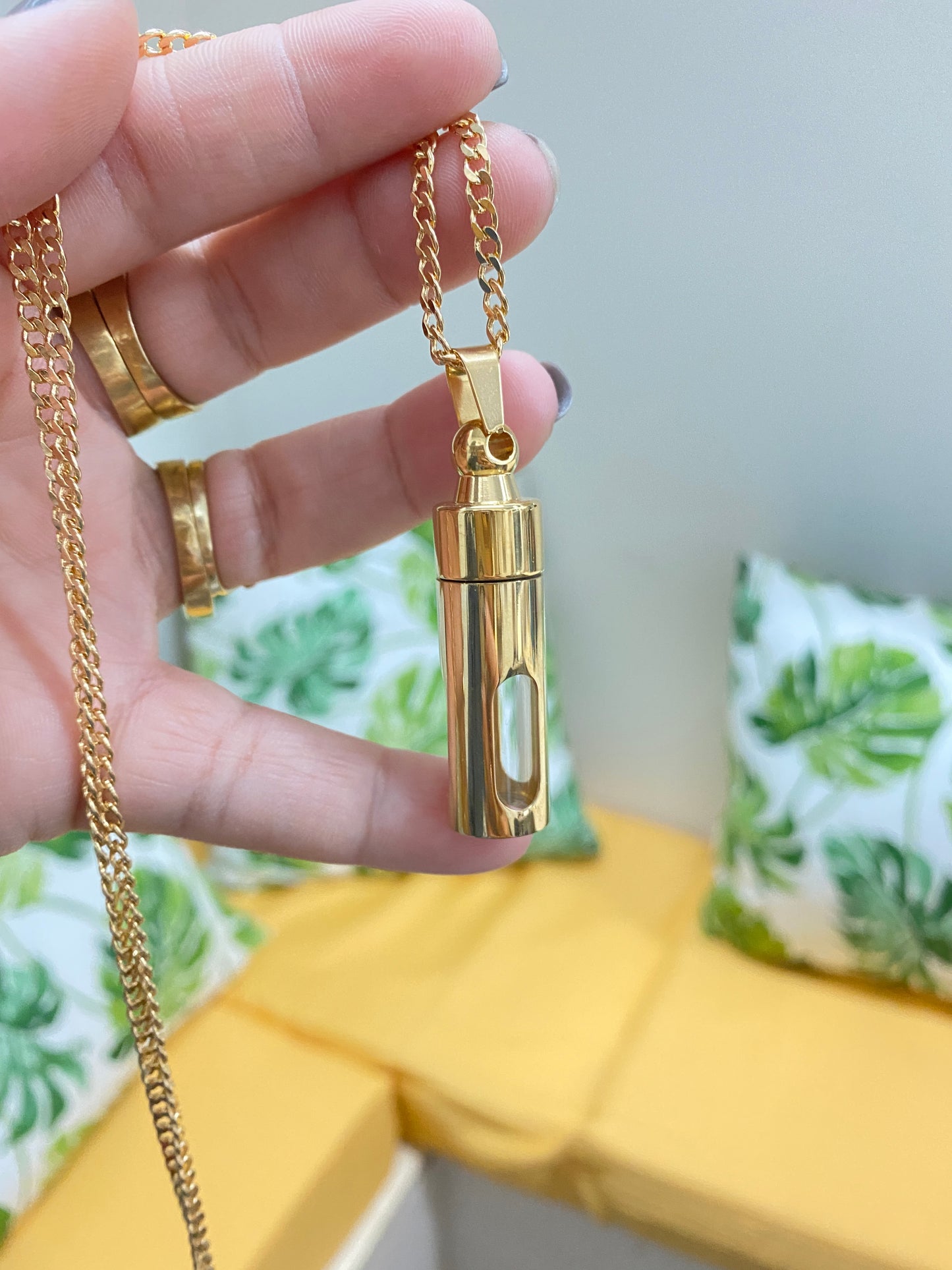 Hold this: The Capsule Necklace