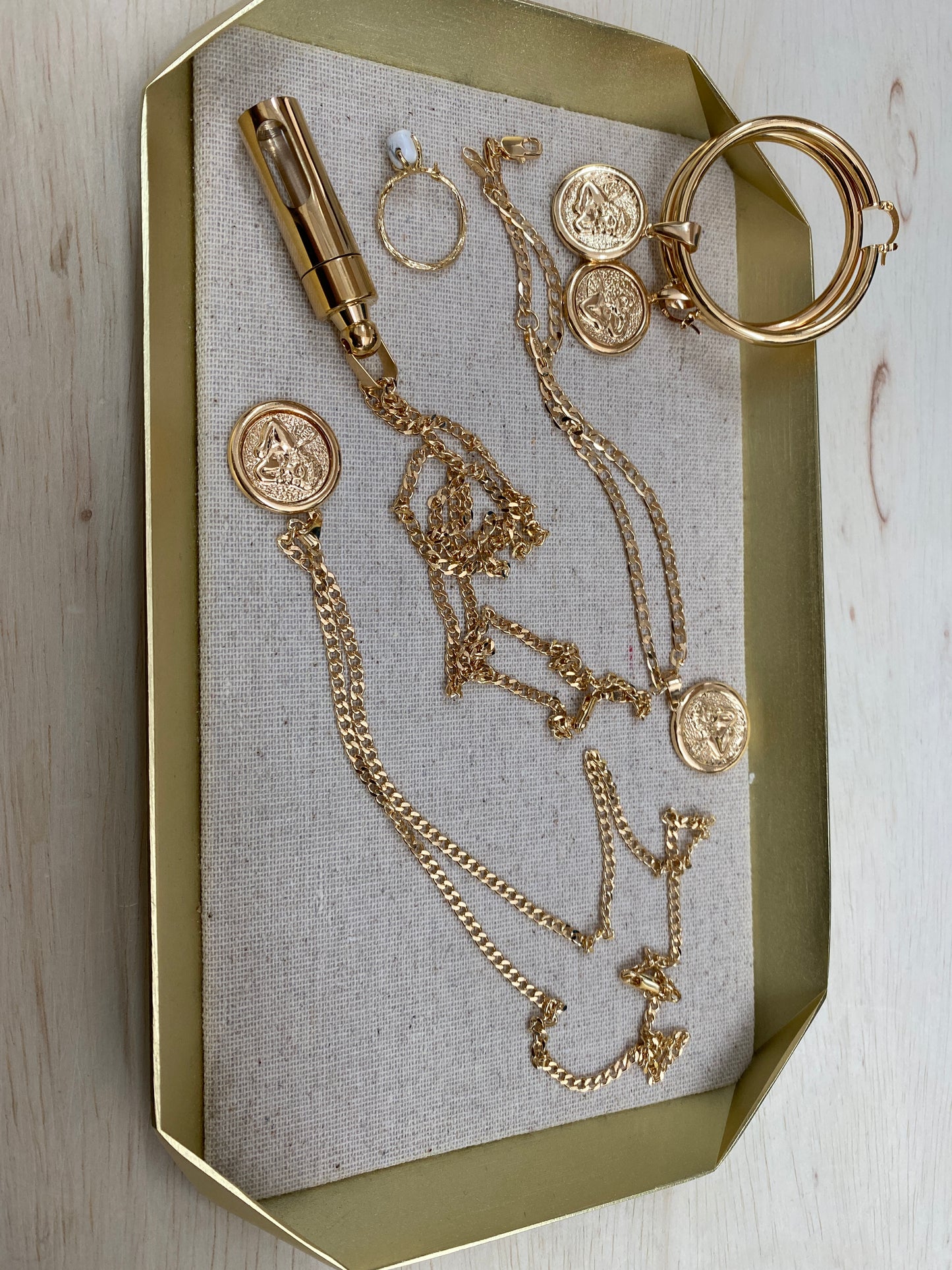 Hold this: The Capsule Necklace