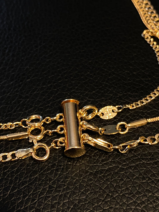 Necklet: Necklace Detangler